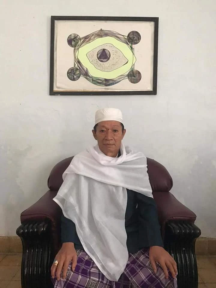 H.A. Sahabuddin Rahim, sang mutasawwif dengan latar gambar kode isyarat irfan yang dibuatnya. Credit: Syamsir Nadjmuddin.